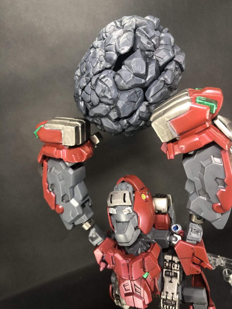 どこからともなく持ってきた大岩を投げつけたりも出来るウホ！当たるととても痛いので気をつけるウホッ！ このゴリラ、こう見えてコアガンダム用のアーマーなので…