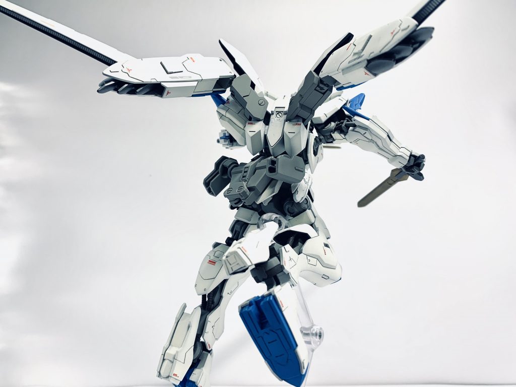 背面ウイング部の隙間はスリットプラ板で塞ぎました