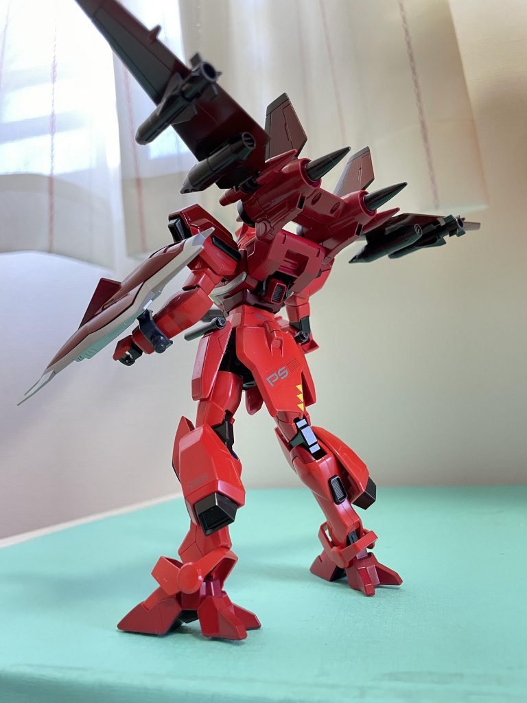 飾ってるときに落としてしまい塗装が剥げたので隠すためにデカールを貼ってます(^_^;)ガンプラあるあるかな💦