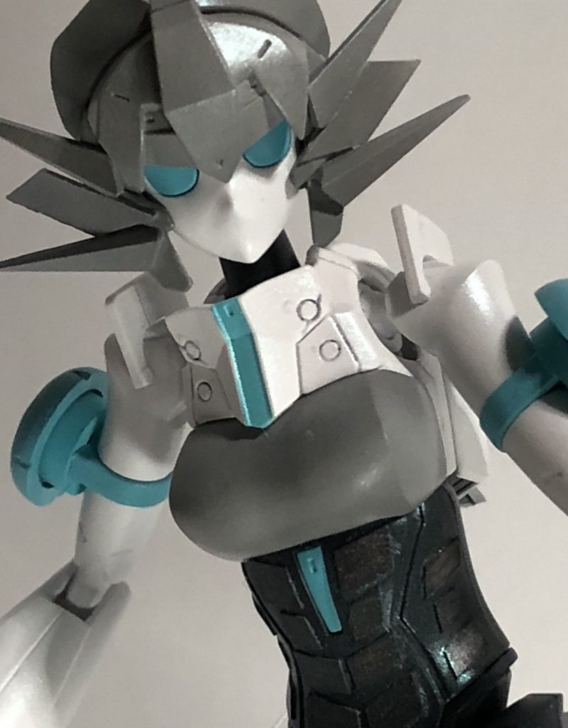 ビルダーズパーツのアンテナで顔の脇にヒレを付けてます。お腹と脇腹にプラ板で鱗を意識してディテールアップしました。ゼノサーガのkos-mosを意識してます。 