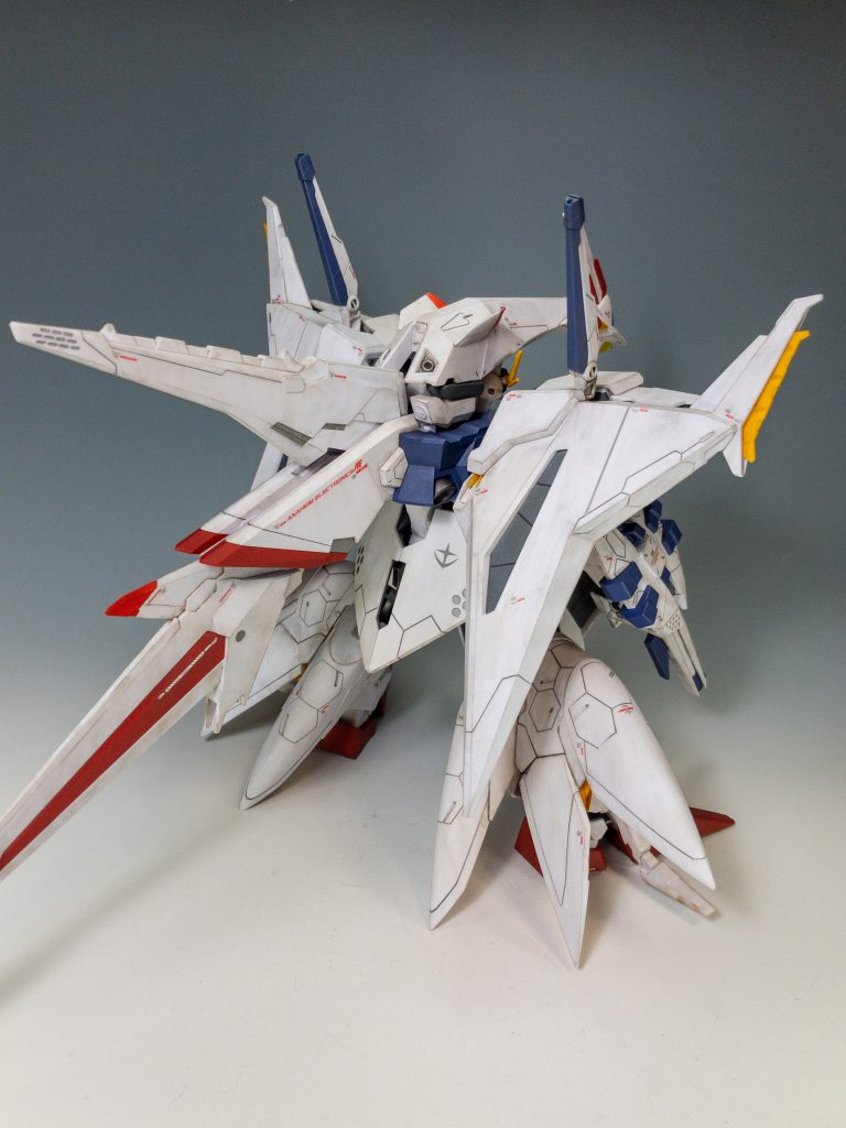 リアビューです。尻尾が長い!(笑)スタビライザーの類いは、合わせ目がガッツリ出るので消した方が見栄えがいいですね。