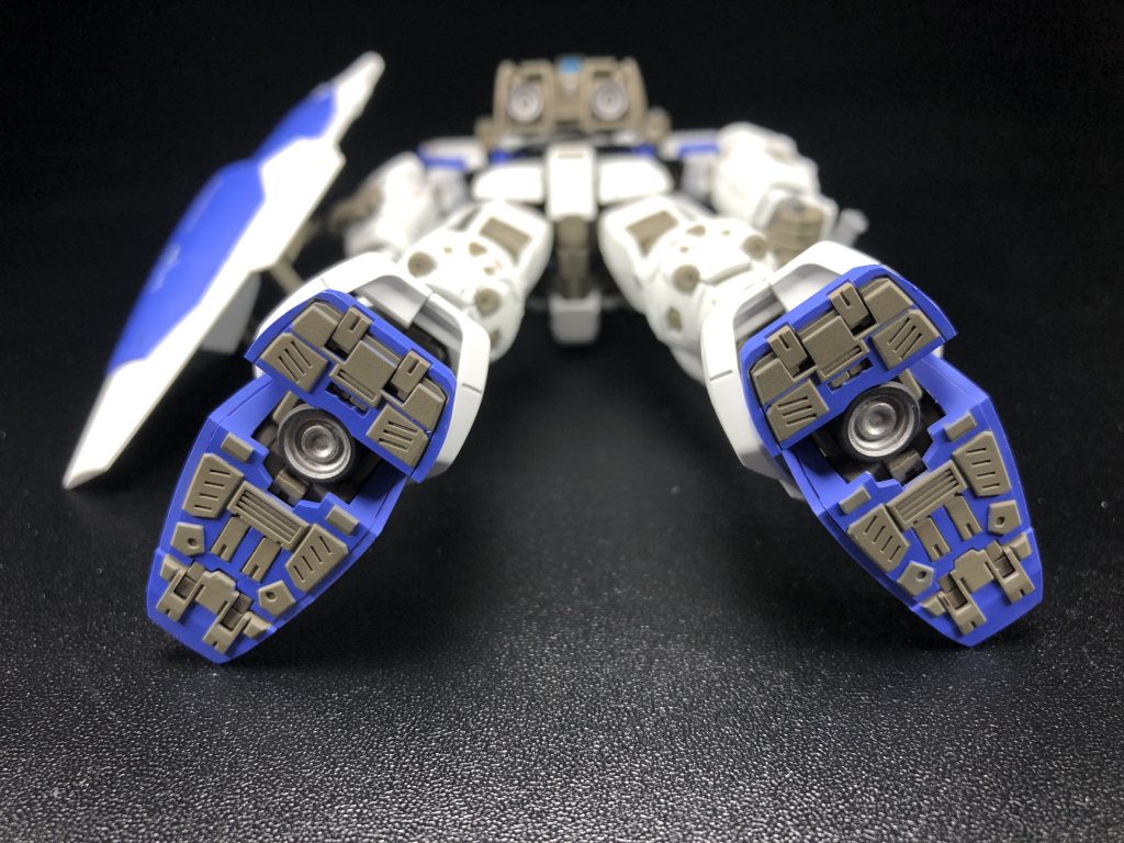 パーツ分離のため、足の裏をインナーフレームと同じ色で塗装している