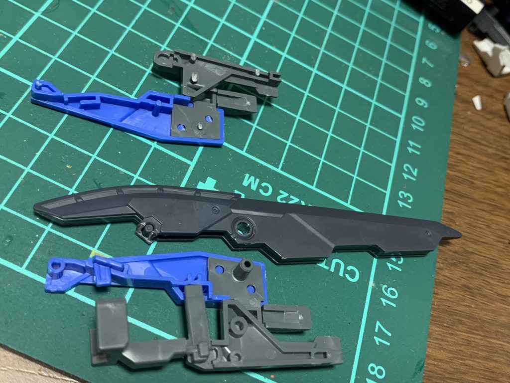 GNソードⅢを基部にしつつマーズフォーウエポンのバスターソードをはめ込む形で新武器を作りました。