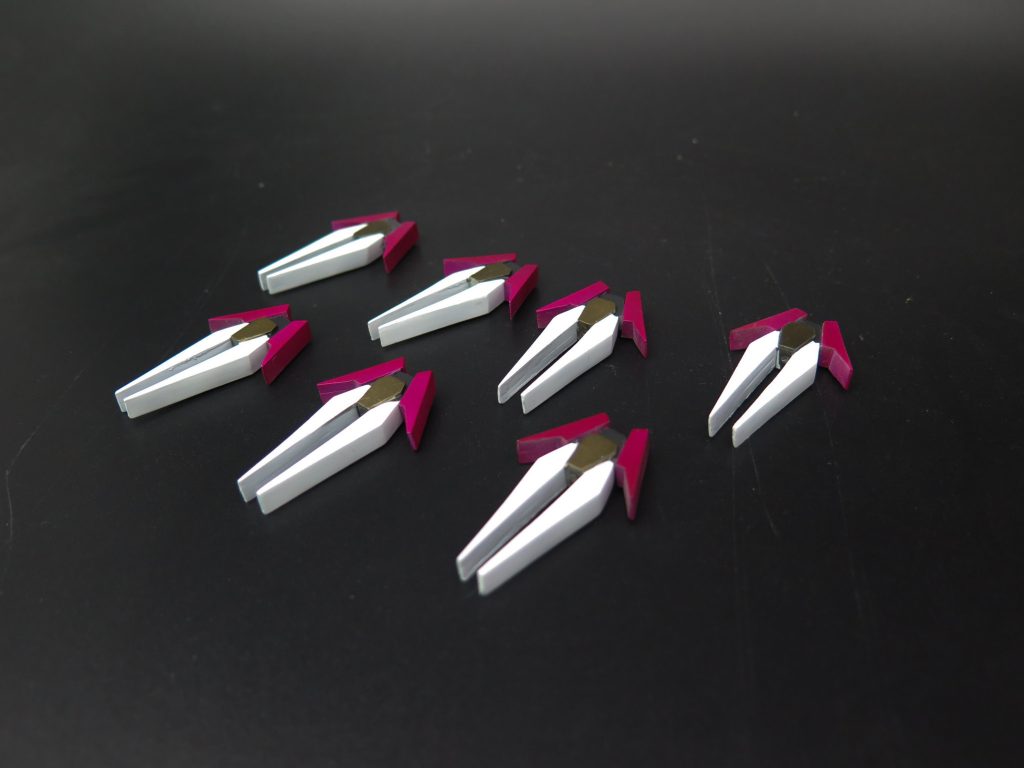 GNスカーレットビットGNアルビオンバインダーに7枚も内蔵されている誘導兵器、銃口はビーム刃を展開できる。またはGNソードビットのように、リング状に展開して量子ゲートを形成し、空間跳躍や兵装召喚が可能。