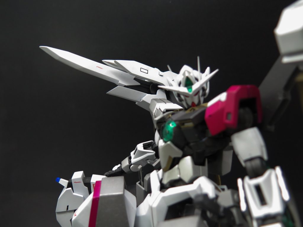 GNジャマー右背部のアンテナに搭載された、敵の誘導系、及びサイコミュ系のリンクを攪乱し、攻撃を防げる。