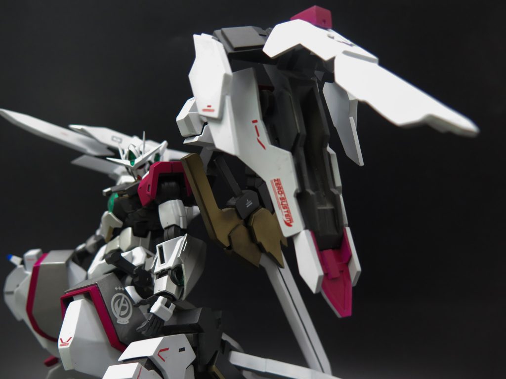 GNアルビオンバインダーアームを介して左背部にマウントして、裏にはGNドライヴが1基やビットコンテナ搭載されている。