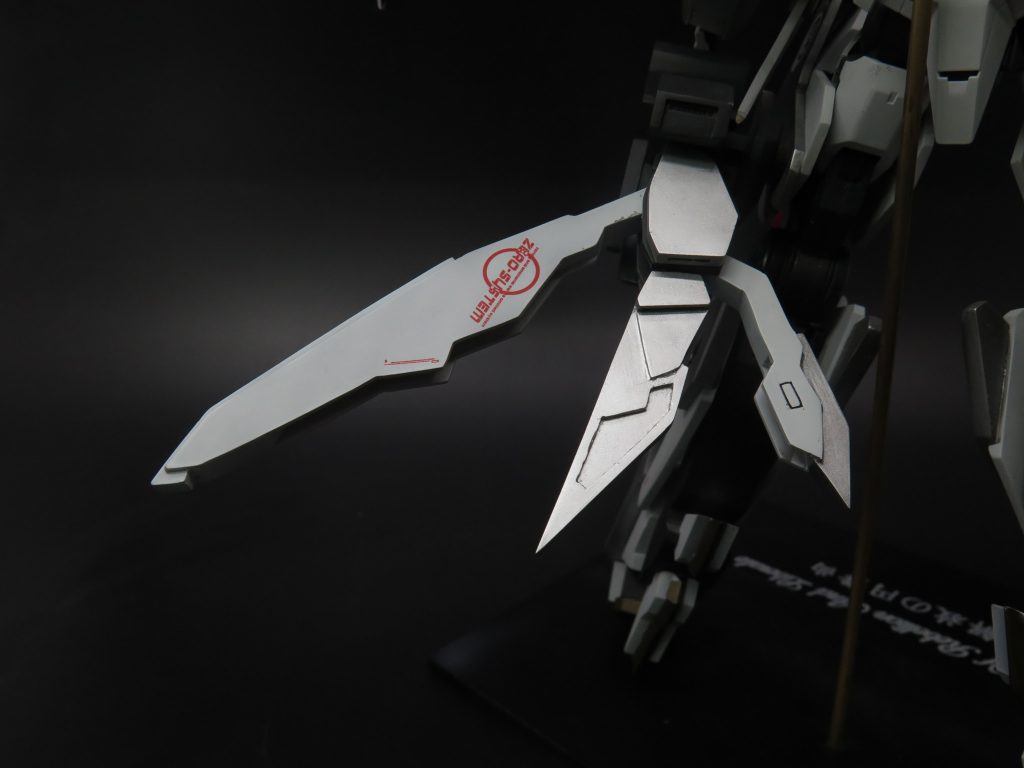 スキュアマニューバ足部のアクティブスラスターを展開の同時にGNドライヴの出力を上げ、フィールドを展開する。短時間で機動力と防御力を跳ね上がる。