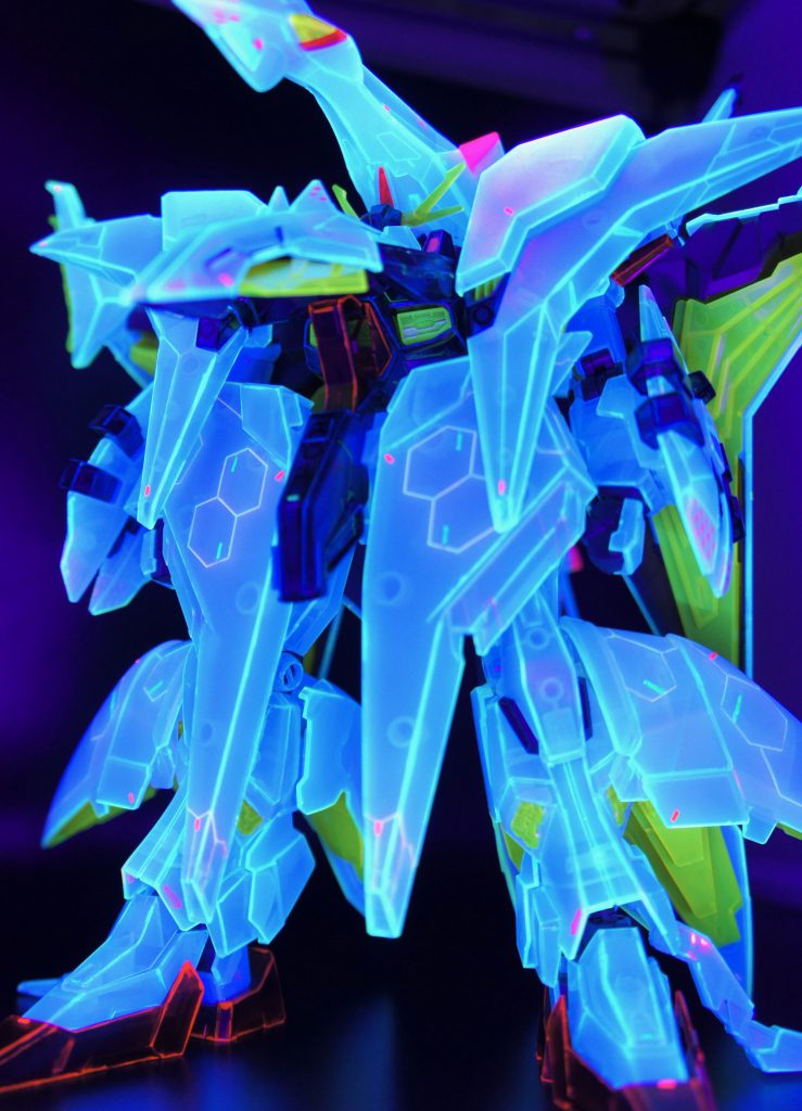 アオリショットは巨大感出ますね。エッジのライニングにとにかく苦労しまして、白パーツはもともと少し濁っていてブラックライトでムチャクチャ発光するんですよ。どうにか黄色い蛍光塗料ならパーツの発光に勝てることがわかり、細硬綿棒でライニングしていきました。