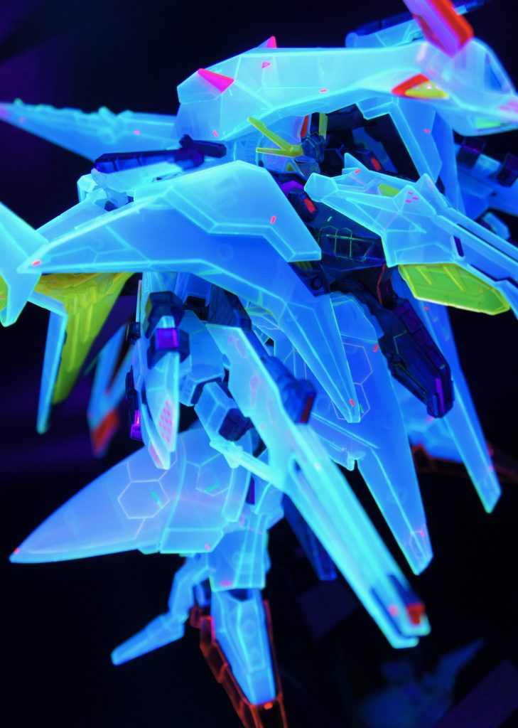 もともとは「クリアカラーだったら塗装しなくても情報量多くてかっこいいな!」という気楽さで購入したのですが、「いや、黄色パーツぐらいは劇中みたいに光らせたいな…」「ついでに赤も蛍光で…」「ライニングとスミ入れもやってみたい…」と欲が膨らんで、ここまでやってみた感じです。