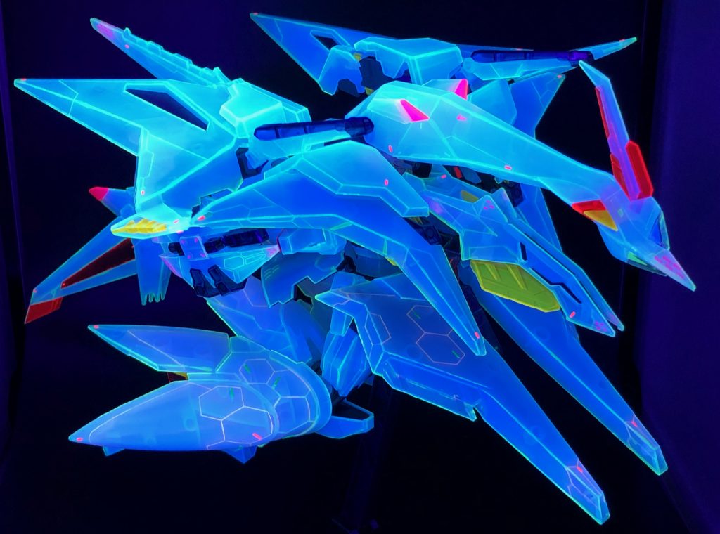 フライトフォームの造形、プラモ作ってようやく理解できました。ワイバーンをモチーフにした異形感、いい。フライトフォームって、カッコイイですねぇ…。