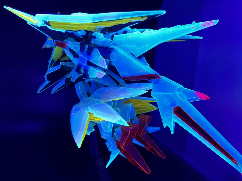 黄色いミノフスキーフライトユニットをもっと発光させたかったのですが、うまく光らない…。白パーツの発光に負けているのでしょうか。