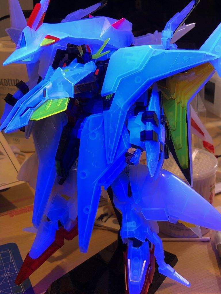 ライニング、スミ入れ前の状態。赤と黄色だけ蛍光塗装しています。塗装は、ガイアのラッカー系蛍光色を使っています。