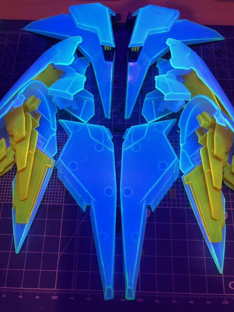 エッジをライニングすると、一気にサイバーな感じに!エッジのライニングも同じくガイアのラッカー系を2倍程度に希釈して硬い綿棒でなぞってます。ムズイ。スミ入れにはガイアのエナメル系蛍光色…だけでは白パーツの発光に勝てなかったので、ラッカー系蛍光イエローも併用しました。