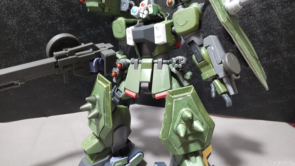 ・2連装対戦車ミサイルランチャー右腰に装着している武装。対戦車とは言っているが、MS相手にも十分通用する破壊力はある。・ガトリングガン&ハンドグレネード左腰に装着している武装。基本的には牽制、迎撃に使用する。ハンドグレネードは1発しかないが、作戦内容に応じて、煙幕弾や閃光弾等を運用する。