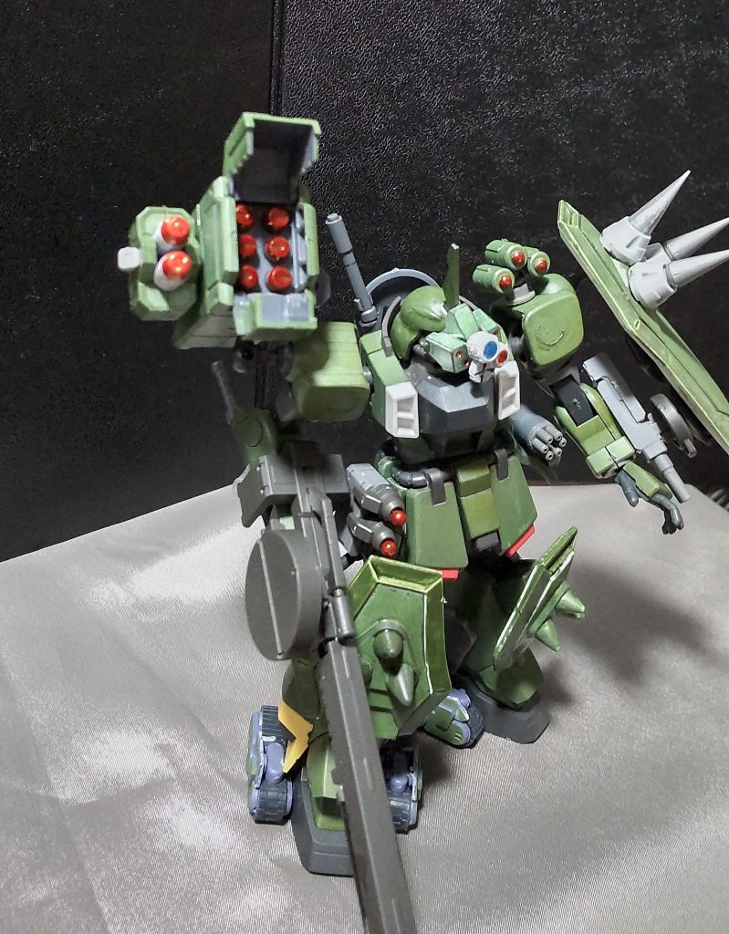 ・ショルダーミサイルポッド右肩に装着している武装で、ポッド内に6発、右側面に2発の計8発ある。ターゲット誘導式の為、命中精度は高めで、撃ち尽くしたあとはデッドウェイトになる為、パージされる。※ミサイルポッドはコトブキヤ製、側面のミサイルユニットはバンダイのビルダーズパーツを使用しています。