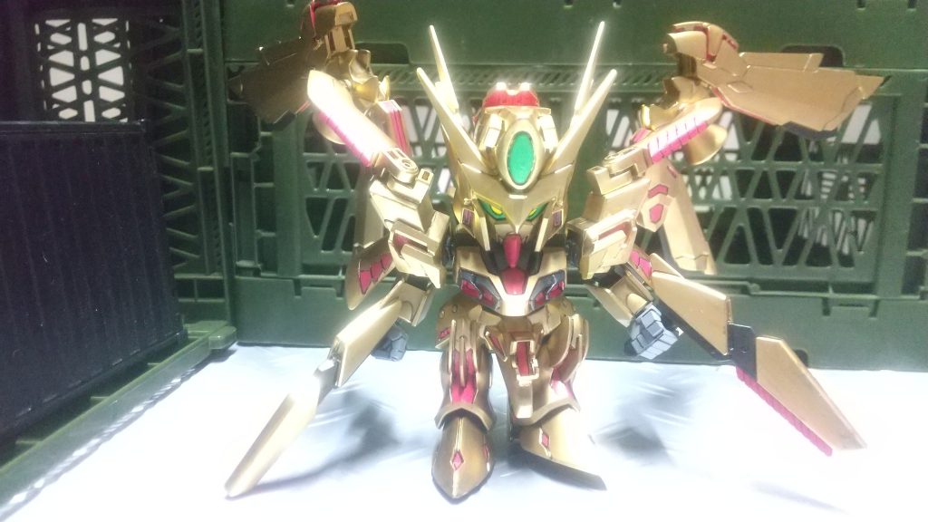 フルアームドの元となったコマンドガンダムのエンブレム、「不死鳥」を模した姿をしている。