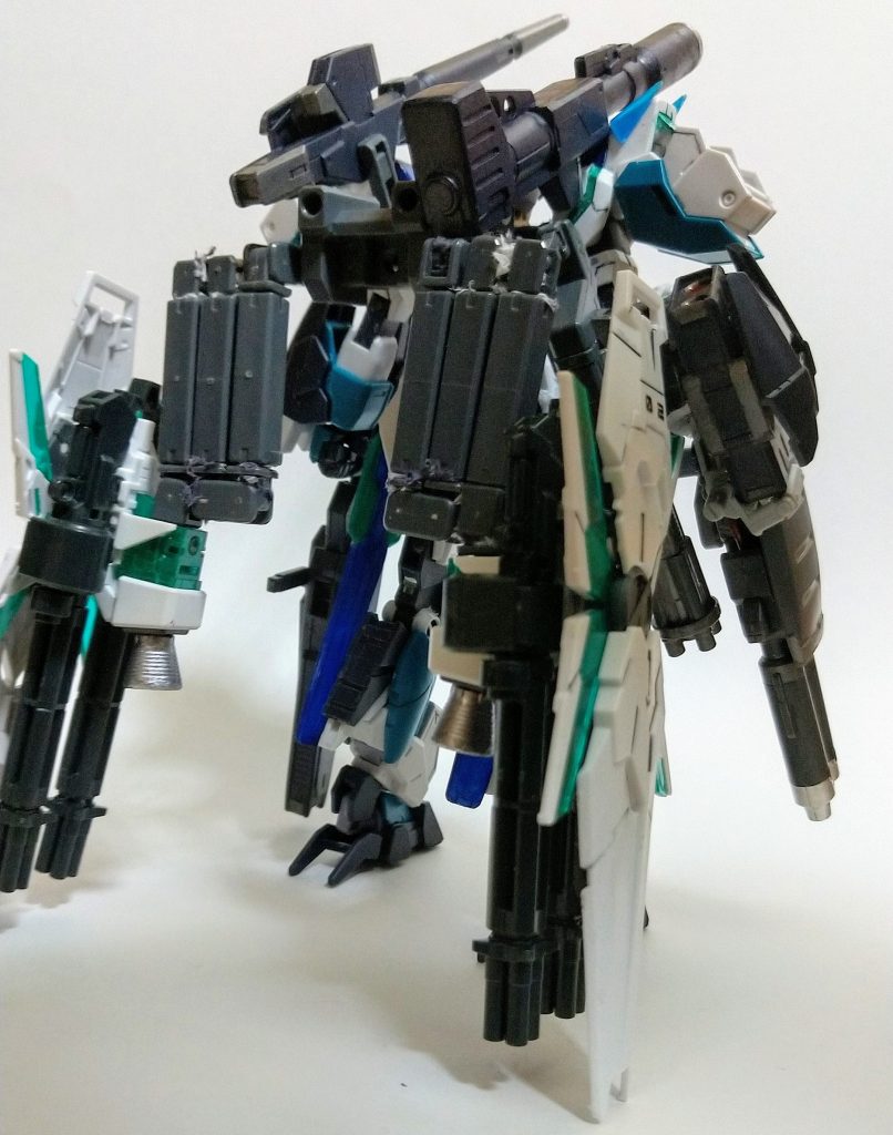 武装フレームガンランチャー(２連ビームライフル、対艦ミサイル、ガトリングガン)ビッグビームバズーカビームガトリングガンビームキャノン大口径キャノン砲腕部ミサイルポッド脚部ミサイルベイビームトンファー過去最多武装量です。