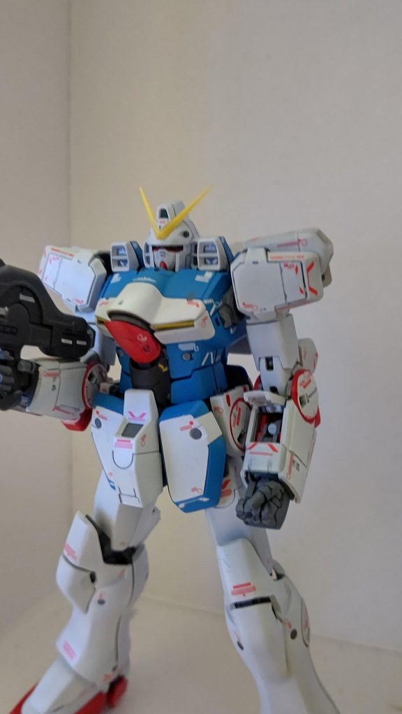 放送当時のHGやHGUCでは出来なかった、ビームサーベルの収納が出来ます。 