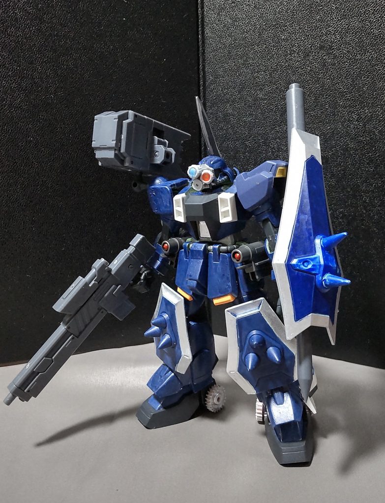 ○主な改造点について・頭部目元に自作のスコープを取り付ける。※可動しますし、取り外せます。後頭部にブレードアンテナのようなものを接着しています。・肩部右肩にミサイルポッドを装備。※状況次第ではシールドに換装可能。左肩に旧HGのガンダムｍｋ2の肩アーマーを拝借。（無改造で装着出来ます。）・腕部左腕にパイルバンカー機能を接着。・腰部両腰にミサイルランチャーを装備。・膝部両膝にニーシールド装着。前作のスコープザクと同じ要領です。・脚部脚にローラー機能があるように見せる為に、タミヤのギアを接着。・機体カラーについてガンダムマーカーのティターンズブルーをメインに塗りました。