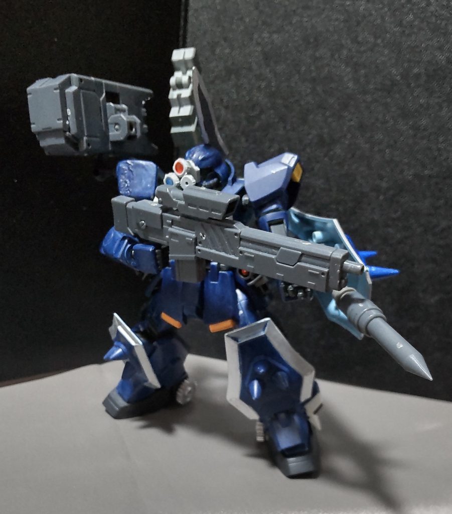 勿論本機にもアサルトコンバットはあります。1.マシンガンを撃ちながら高速接近2.接近中の間に腰や肩のミサイルを発射3.ショルダータックルやシールドバッシュを行い怯ませる。4.怯んだ所に最接近し、パイルバンカーを撃ち込んでフィニッシュ。