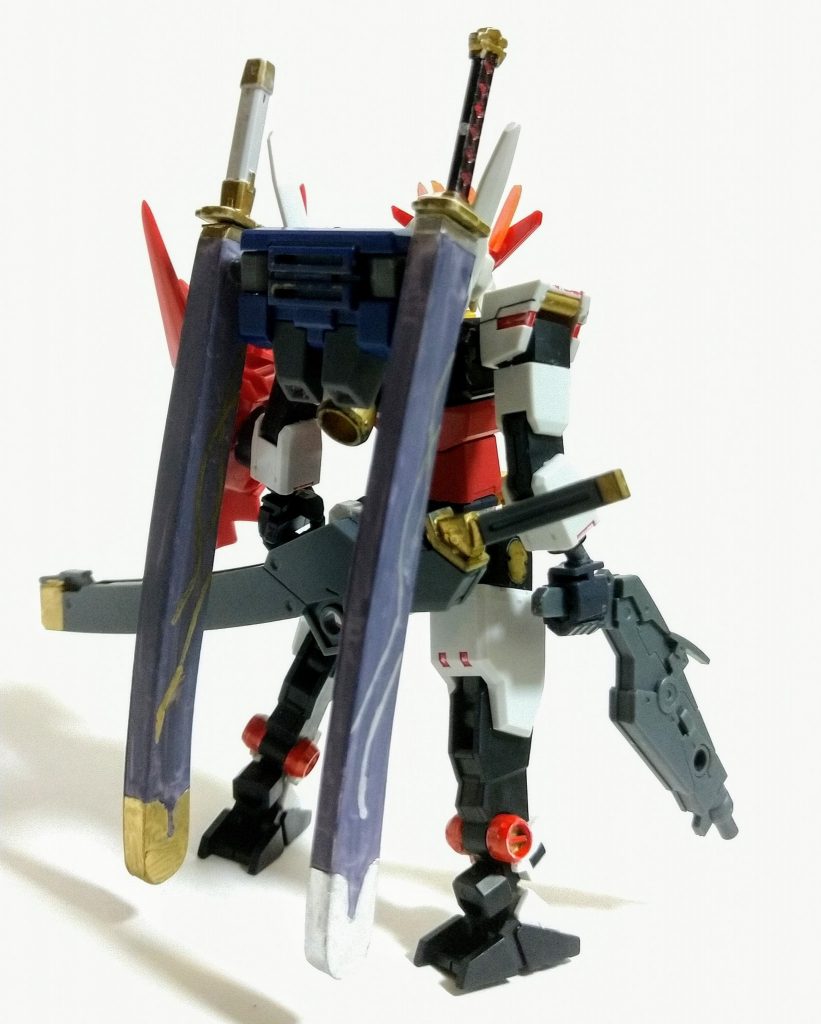 武装火縄銃型ビームライフル刀×3(核一文字、獅子徹、昇菊)ビームサーベル不死鳥弓(フェニックスアロー)鬼の盾某人気漫画の某剣士のように三刀流をします。