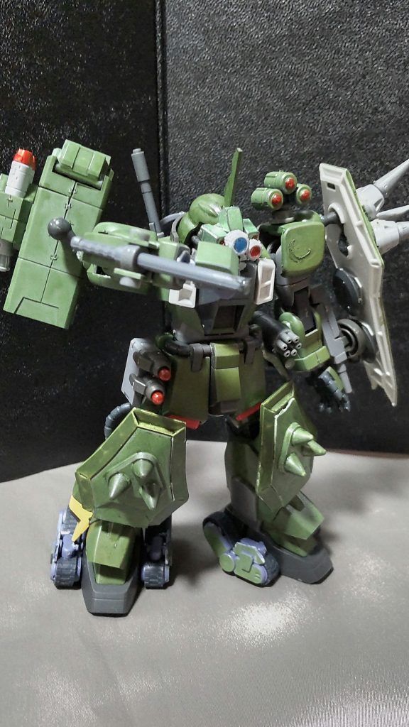 ・スタンロッド右腕に装着された補助武装のひとつで、相手の機体に高圧電流を打ち込む事で機能低下を狙う。基本的に接近時にしか使われない為、使用機会は限られる。