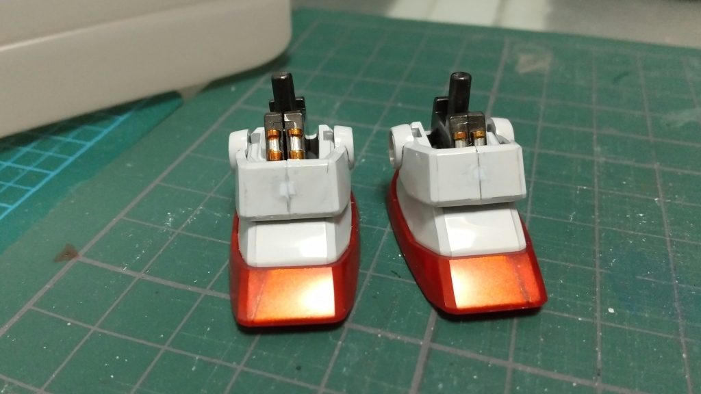 試しに、ガンダムマーカーの白で塗装してみたり、筆にうすめ液を付けてランナーの塗料を落として塗ってみたり、色々やってみました結果、上の画像の様な状態に。ゲート跡が消えないので没にしました。結局、ゲート跡を消す事を優先して、シルバー⇒クリアホワイトを塗装したのでした。色合いの違いはウェザリングマスターで多少和らぎましたね。ここまでやるなら、合わせ目消せばよかったと後で思いました。