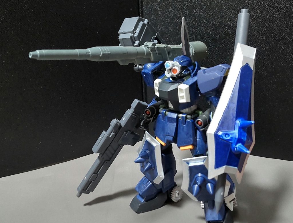 ・ドロッパーズフォールディングガンオプション装備の一つで、折りたたみ式の長距離砲で、ドロッパーズウィザードシステムに換装する事で使用可能になります。スラッシュウィザードに付いていたガトリング砲の一部を切り取り、MSビルダーズパーツのキャノン砲を接着し、先端にライトニングストライカーｍｋ2のビーム砲を接着しました。※元ネタはボトムズのバーグラリードッグの同名の武器になります。但し、キリコはこの兵器を装着してなかった為、未使用です。