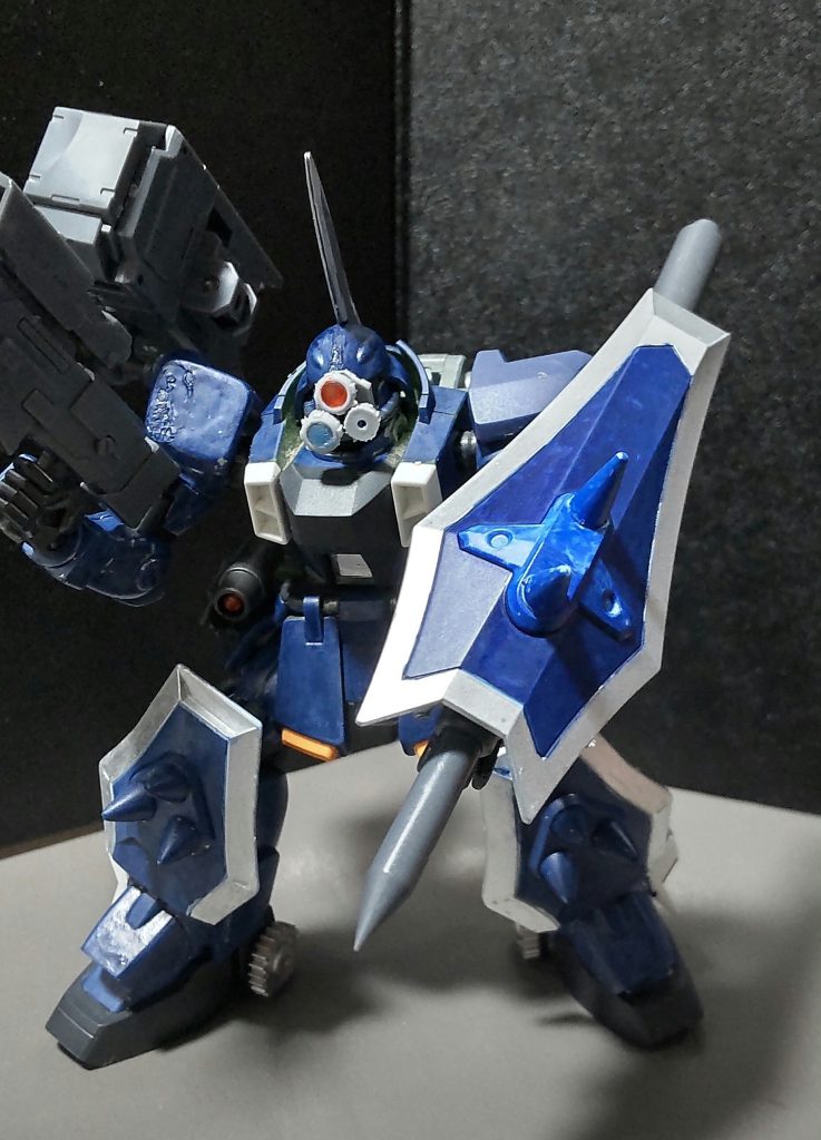 ・パイルバンカーこの機体の主力兵器で、空気圧搾により大型杭を撃ち込んで、相手を装甲ごと撃ち抜く。状況次第で杭を発射する事もある。※ショットランサーと同じと考えてもらえばいいです。また、シールドには耐ビームコーティングが施されている。※これはグフイグナイテッドのシールドを使用しています。