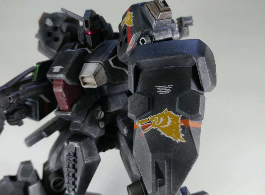 左肩のシールドは小さくしてショートシールドにしました。