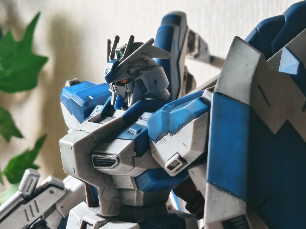 太陽光とカーテンの加減で色合いが若干変わります。これはこれで面白いですね。