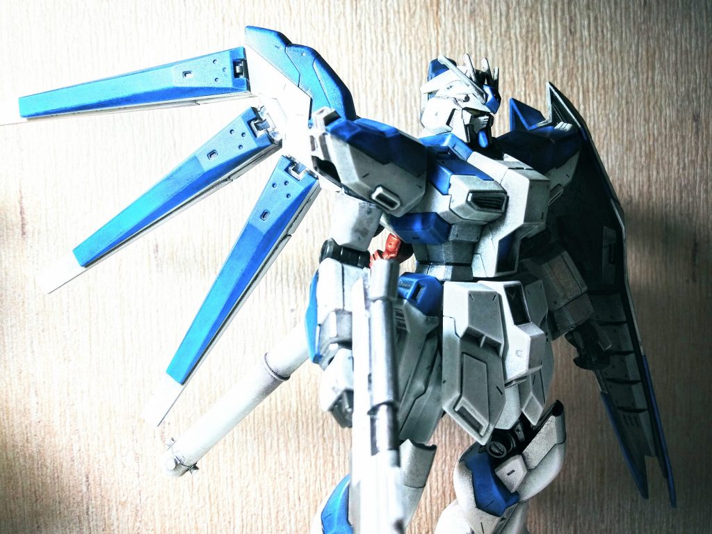 この機体の特徴でもあるフィン・ファンネル。ちょうど朝日が上手くあたって光ってくれました。