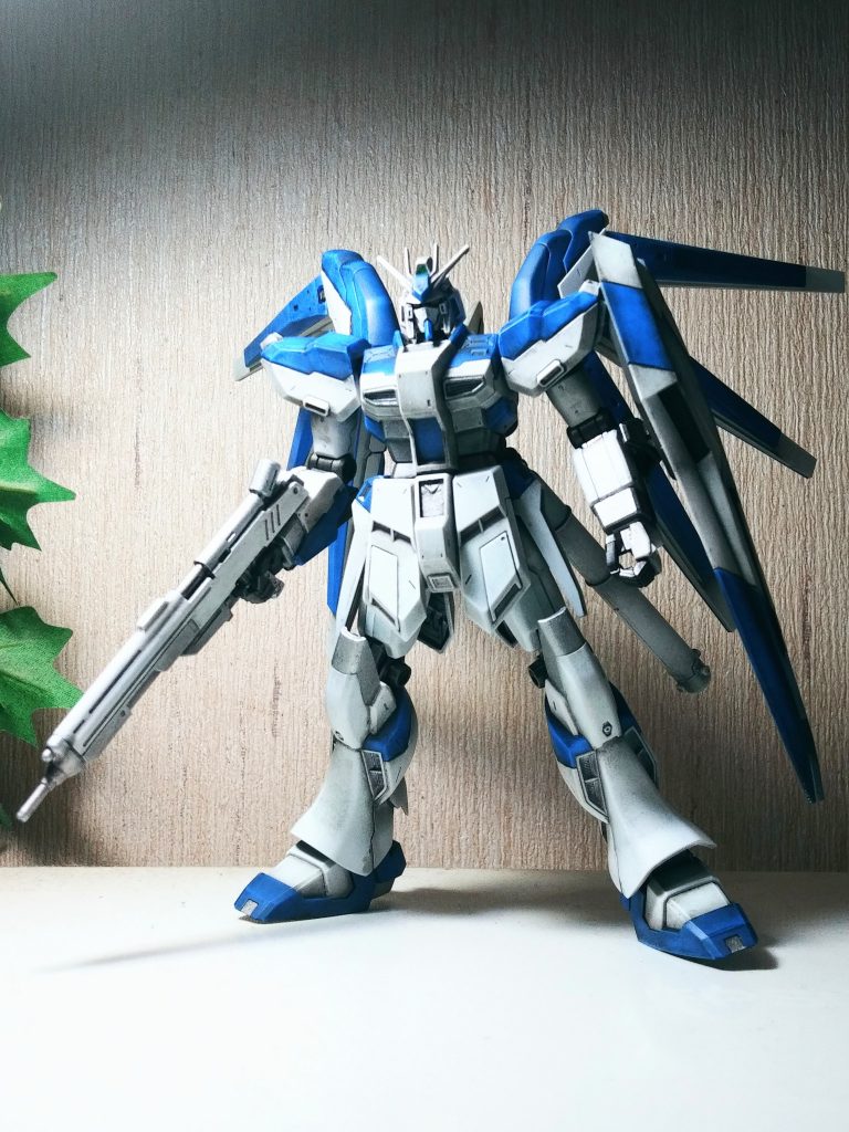 まずは全体像。成型色の青がホントに綺麗です。フォルムも良いので思わずニンマリしてしまいました。