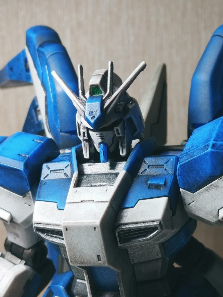 ガンダムってうつむき気味が精悍でカッコいいですよね。部分塗装は、腹部などをクロームシルバー、プロペラントの付け根をコッパー、武器をフラットホワイトとクロームシルバーで補完しました。