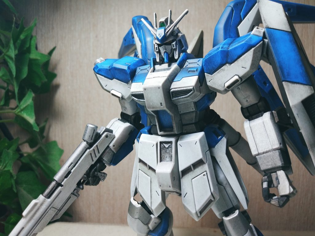 ビームライフルも成型色と違和感なく塗れました。細かい塗装は難しいですね。