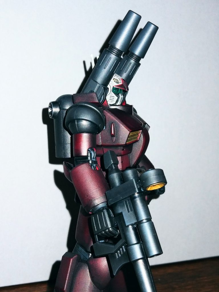 肩や武器もグレー3が見事に化けさせてくれました。夕方のやや暗い状態で仕上げをしたため写真を撮るまで気付かなかったのですが、胸部など単一のパーツのため、リアルタッチマーカーではペン先が届かない隙間が沢山あり、所々塗り漏れが発覚。修正は来週にしようと思いますが、どうやればよいのかはわかっておりません。どなたかアドバイスいただけたら幸いです。