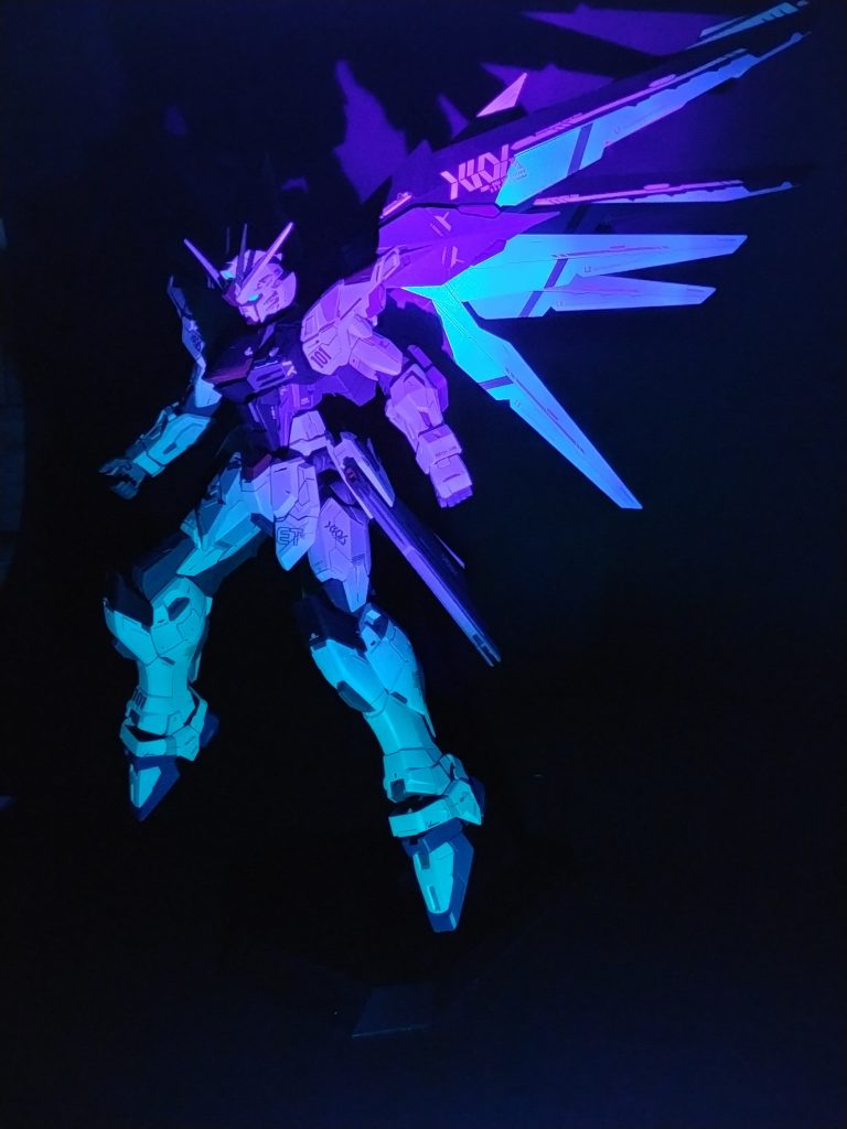 UVライトが強すぎて白い機体も光ってしまっていますが、翼が青く光ります。