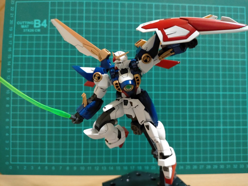 ウイングガンダム必殺技!通称【ノベンタ斬り】バード形態に変形して高速上昇、上空で再変形して決めポーズ後、ビームサーベルで相手を一刀両断。ビームサーベル:シールドに1基格納された接近戦用武装。耐久性に優れたガンダニュウム合金製部材を採用することで、水中でもいっさい減衰しないほどの高出力を発生させる。抜刀時はシールドが中折れしグリップが露出する。シールド:バード形態時の機首を兼ねるガンダニュウム合金製シールド。バード形態時は先端にバスターライフルを接続する。先端部は鋭利で、そのまま打突武器としても使用される。テレビ版では先端部にセンサーが設けられている