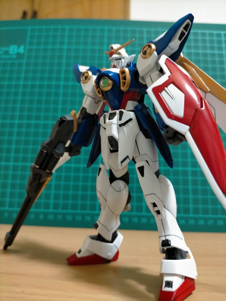 TVでおなじみのバード形態で登場か〜らの〜→MS変形バード形態:バード形態の変形機構によって戦闘機とMS双方の機体特性を獲得することに成功している。変形は全自動で行われ、スラスター位置や空力特性が変化する。これによってバード形態では、各スラスターのベクトルが後方へ集中する。