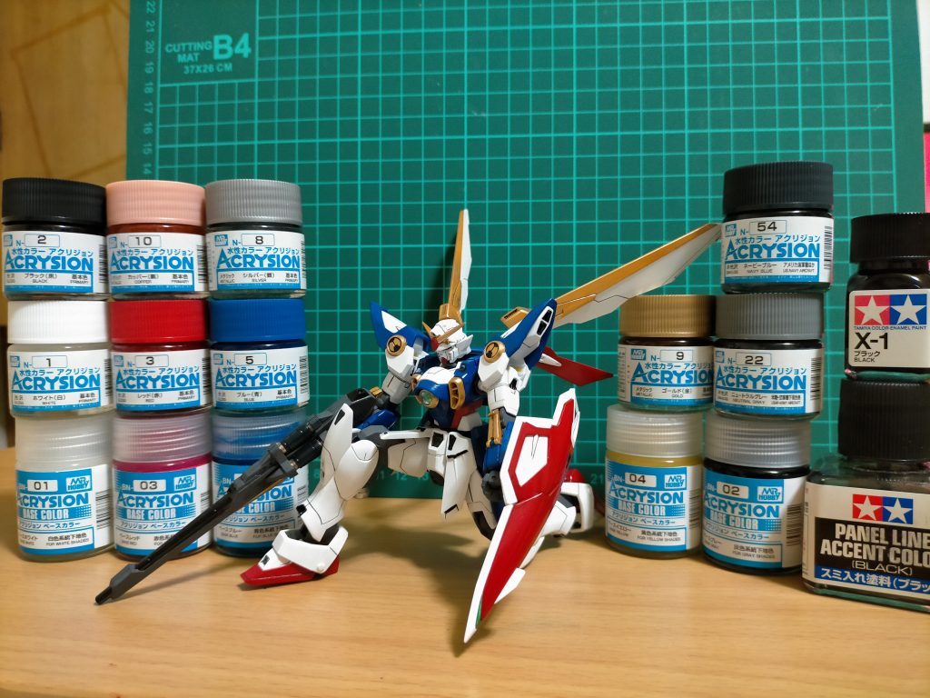 塗装レシピ:基本塗装水性アクリジョン機体白:ベース白→白機体赤:ベース赤→赤機体青:ベース青→青機体金:ベース黄→ゴールド機体黒:黒直重ね塗り機体グレー:ベースグレーとベースグレー →ニュートラルグレーの2パターンバーニア&センサー類:シルバー→クリアーグリーンorクリアーレッドEカートリッジ:ネービーブルー&カッパー細部差し色塗分け:エナメル黒のみ!今回予想はしていましたが、ウイング部のゴールドがムラムラしてますwww今迄はパーツが小さかったり、差し色程度だったので目立ち辛かったですが、面積も大きいので、写真ではまだ分かりづらいですが、ムラが目立つ目立つ(笑)メタリック塗料の性質上、塗料の中の金属粒子が〜とか細い事は理解できてませんが、取り敢えず筆塗りでのメタリック塗装は難しいと言うのは再確認できました!又、関節&バスターライフルに関しては、ストーリーでも書きましたが、ベースグレーのみで仕上げました。ただ色は好みですが、艶消しなんで、墨入れすると、滲む滲むorz 個人的にはハッキリクッキリ濃い目の墨入れが好みなのでなかなかのジレンマ!大人しく光沢クリアー挟んでから最後に艶消し吹けよって話しですがね(;´∀`)汚しって事にしとこう、、、作りながらもTV版WやEWのストーリーを思い出し、懐かしく感じるとか歳を感じる今日この頃です。次回はデスネ!なんと会社の先輩から頂き物を譲って頂いたので、かなり久しぶりのMG製作になりますw流石に筆塗り全塗装はせず部分塗装かなぁと(笑)最後まで御覧頂き感謝ですm(_ _)m5/2021