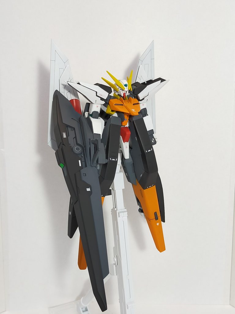 手持ち武装にした背部コンテナのGNキャノンですが、ポージングは厳しかったです···