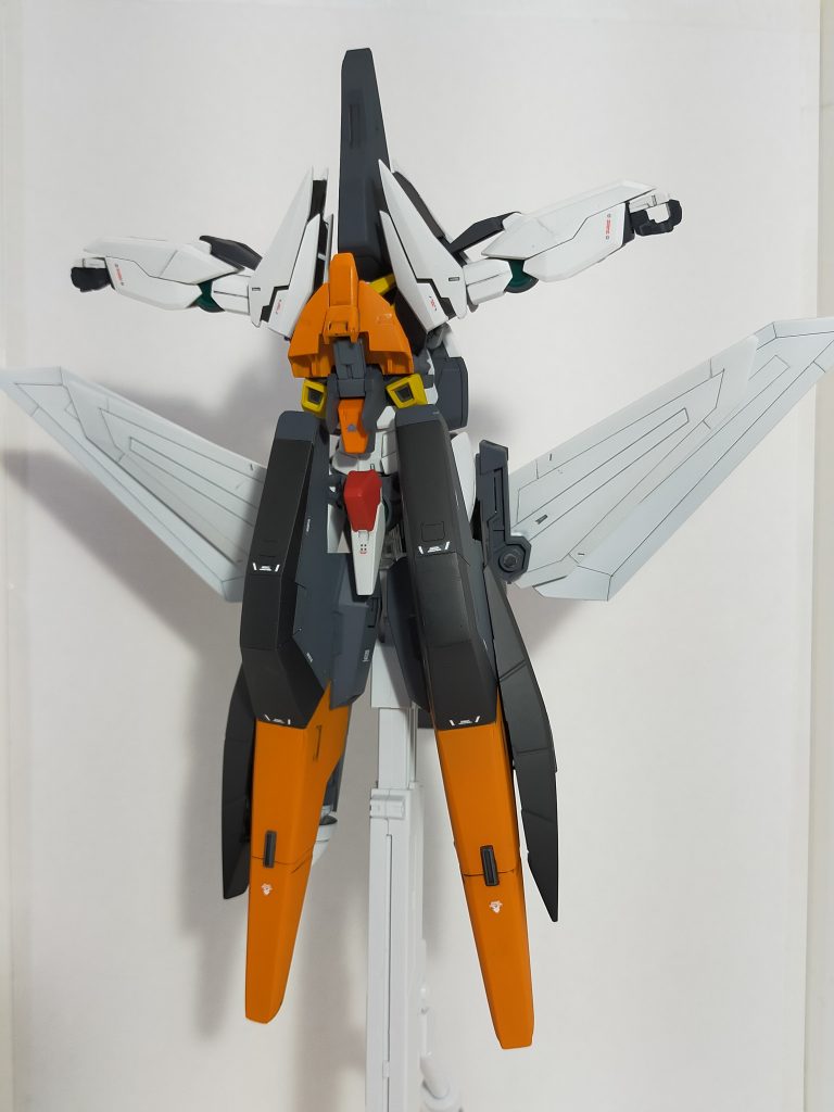 変形中の裏面です。可変翼はサブアームで接続しています。ジャンクから出したのですが、ザンライザーのものだったと思います。