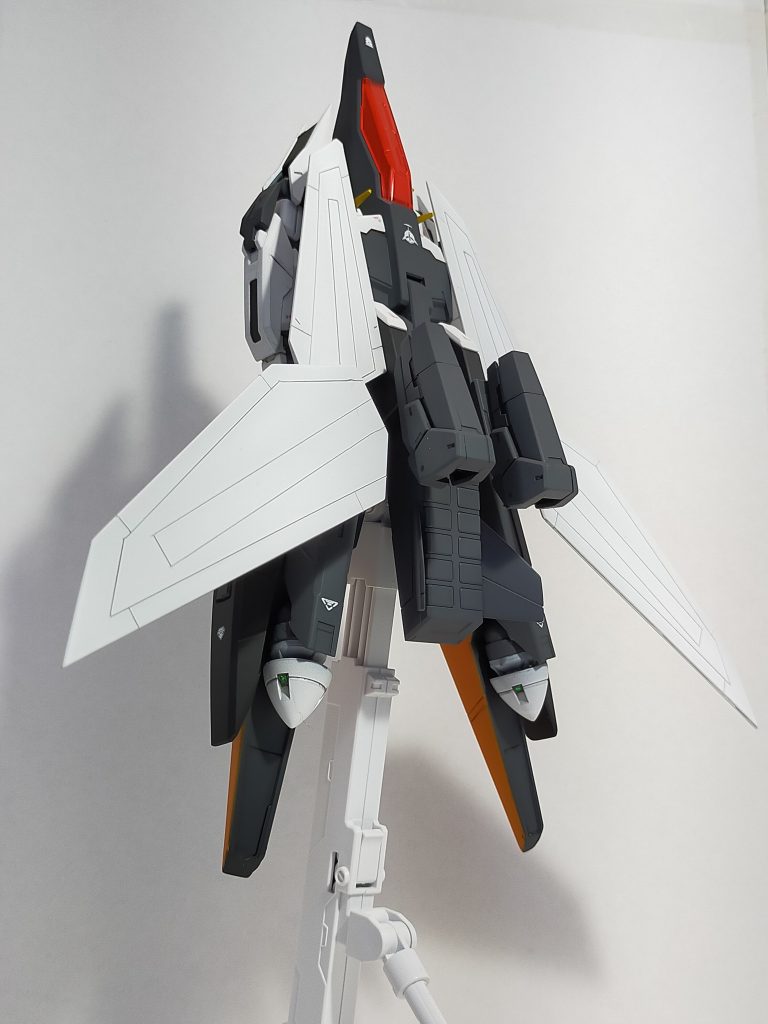 スラスターコーンはリボンズガンダムのものを使用。ジャンクパーツを組み合わせ差し込んでいます。