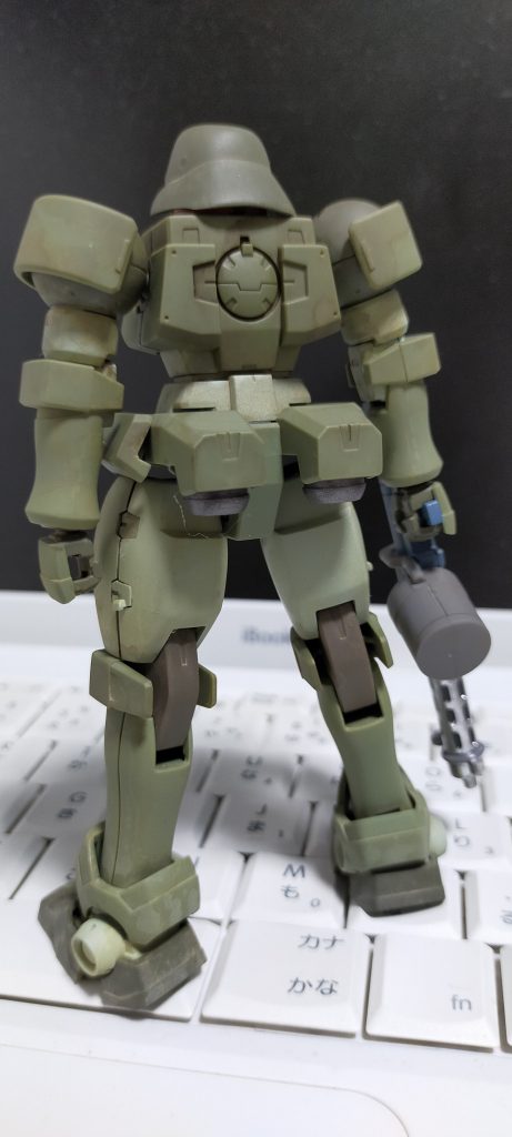 余ってたザク改のフリッツヘルムを使って、ドイツ兵っぽくしようと思ってたんですが、もう最低野郎にしか思えず、こうなりました。とはいえ、ヘルメット被せてカラーを寄せて汚しただけですけどね。