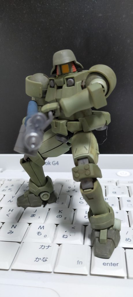 頭は回転するように加工。マシンガンも最低野郎カラーです。シールドは割愛。もう、バリバリヤられて欲しいむせる機体に仕上がりました。 傭兵は誰も愛を見ない。 