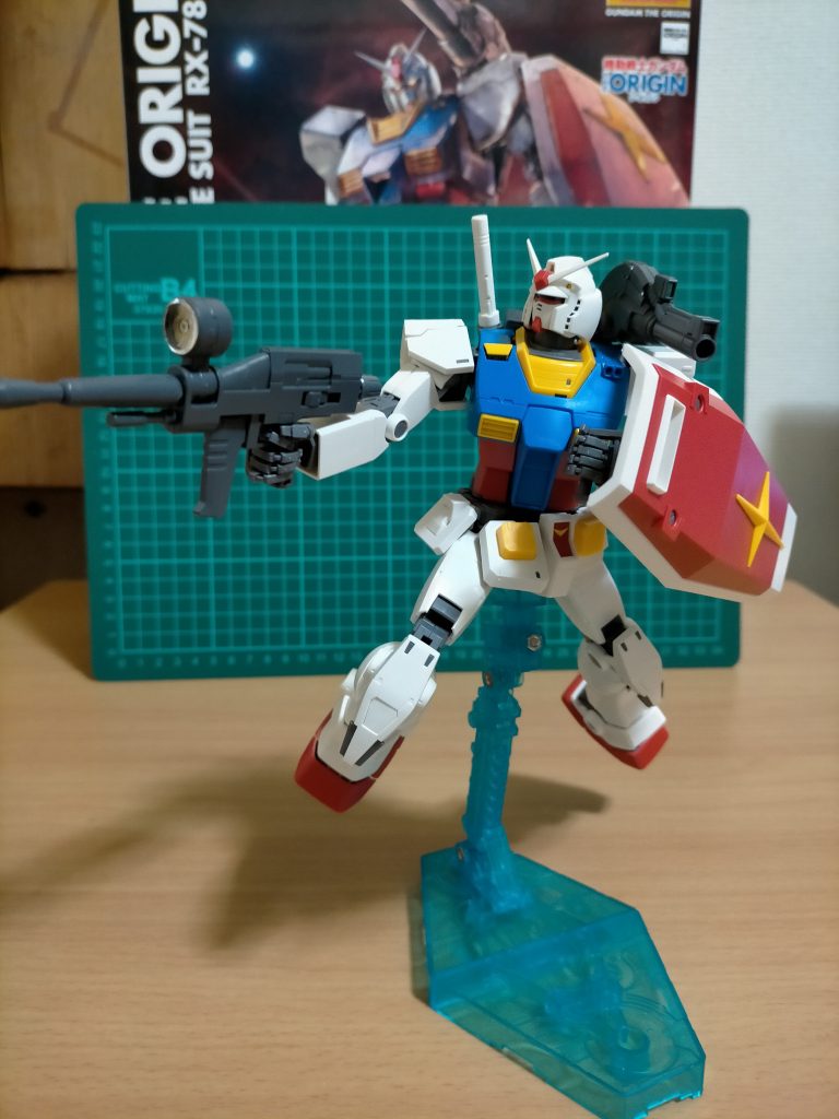 ビーム・ライフル:エネルギーCAP技術によりメガ粒子砲を携行可能に小型化したモデルで、出力は1.9メガワット。一年戦争当時の戦艦の主砲クラスの威力を誇り、MSを一撃で撃破可能なほどのやや過剰な威力を有する。ガンダム・シールド:防御用の盾で、盾裏のハンドルをマニピュレーターで把持して使用する。重量は10トン。ガンダム本体の装甲構造を単純化したもので、堅牢さよりも衝撃の拡散と吸収を目的として設計されている。