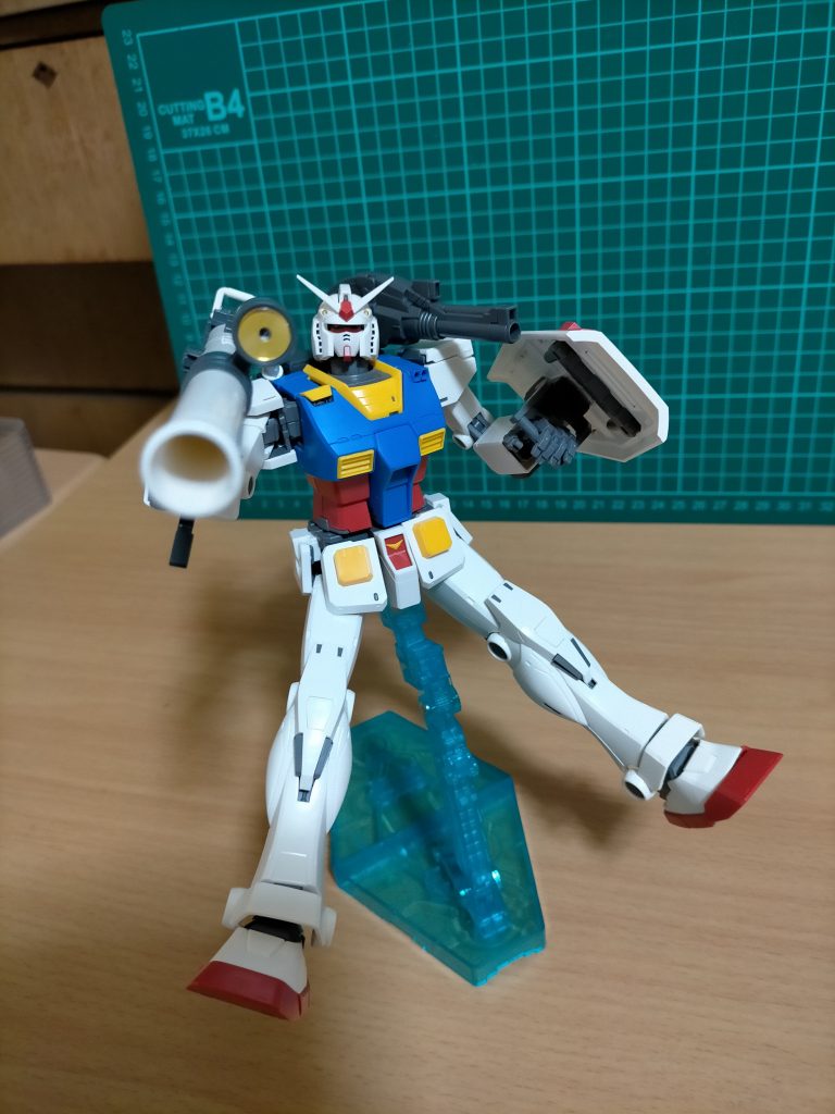 ハイパー・バズーカ:肩掛け式の携帯対艦火器。後部からガス噴射する無反動砲仕様。装弾数は5発で、広域に攻撃できる特性を利用し、多数の相手や艦船に対して効果を発揮する