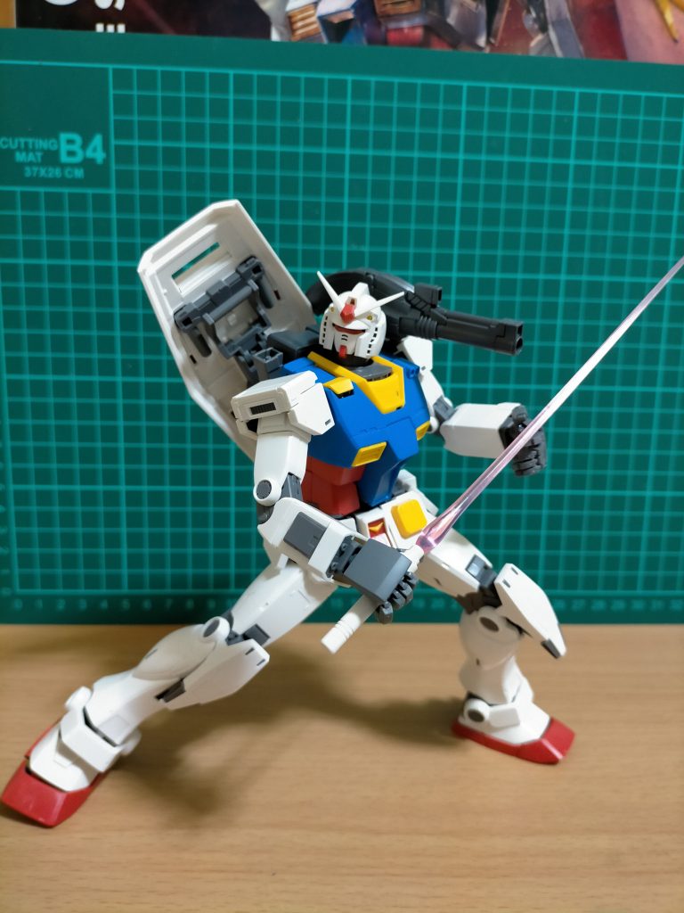 ビーム・サーベル:近接斬撃兵装で、ランドセル両側に各1基ずつ装備。柄からビームによる刀身を形成する。