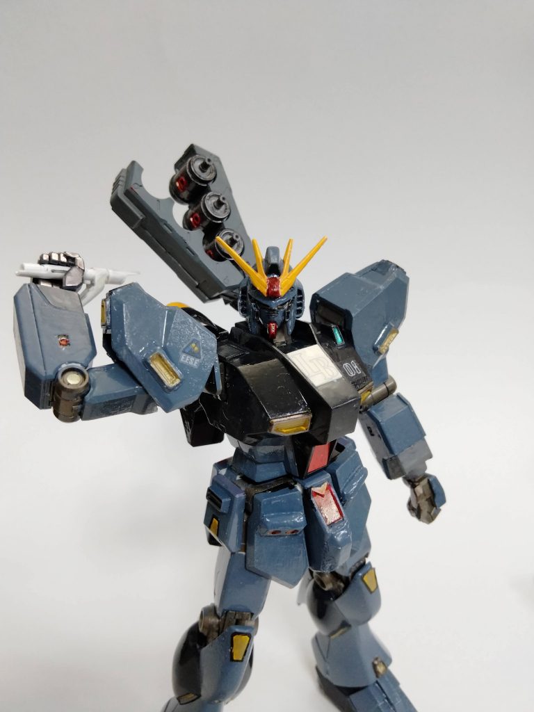 あくまで一般兵が使う想定で、ファンネルは小型です。 