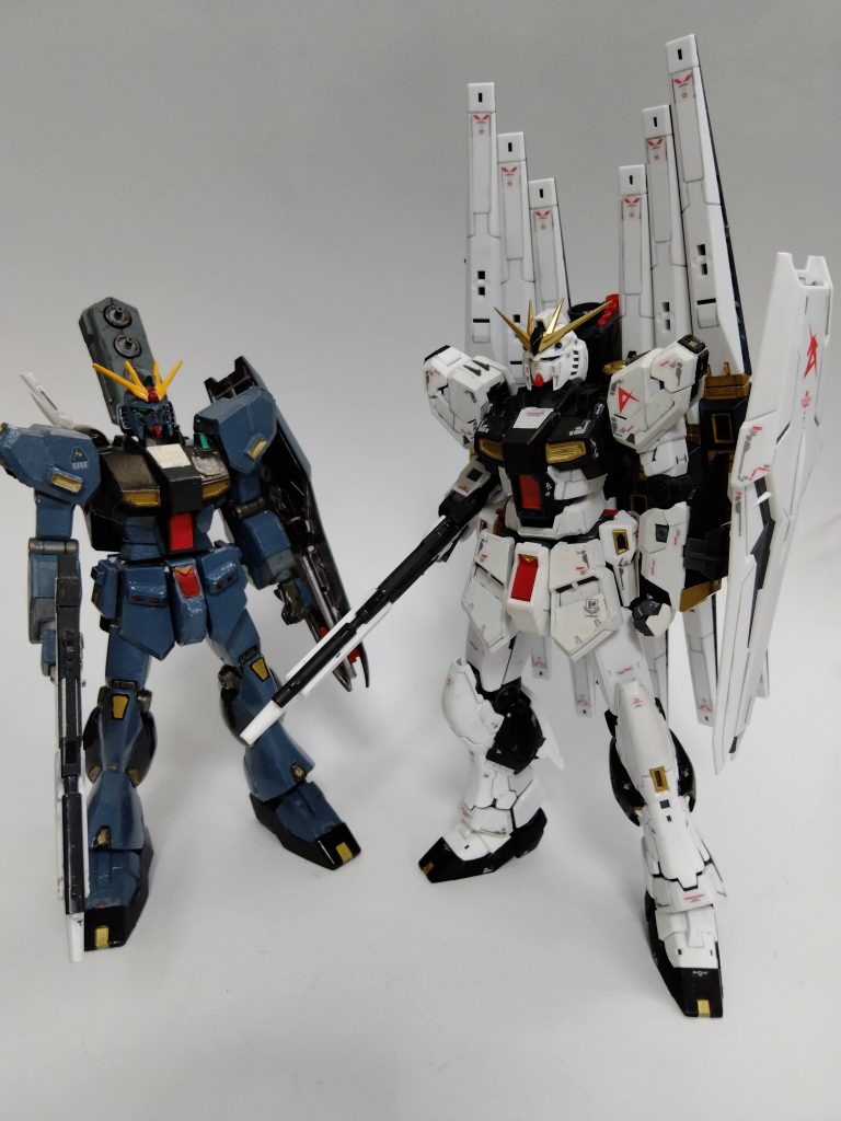 RGνガンダムと一緒に並べてみると、背丈違うのがよく分かります。 